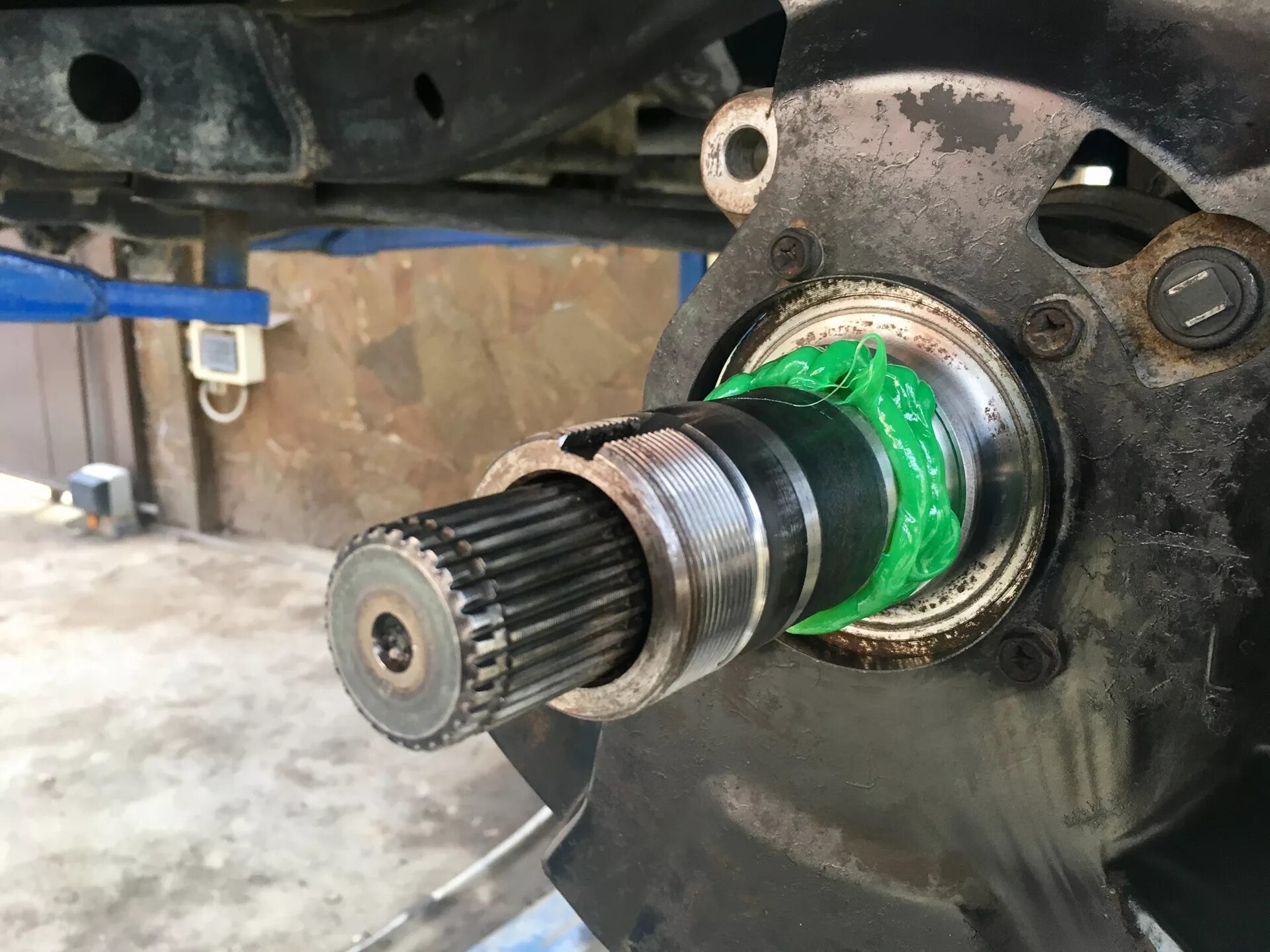 Как смазать ступицу. Смазка подшипника ступицы honda. Смазка подшипниковая ступицы volvo. Как смазать ступицу. Саньенг актион смазка ступицы.