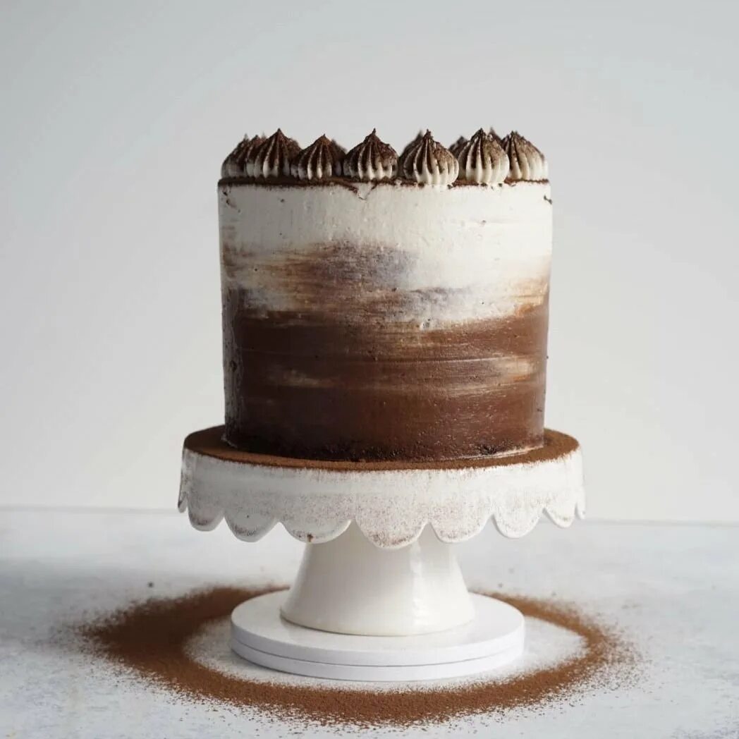 Выравнивание белым шоколадом. Торт с коричневыми мазками. Декор торта мазками. Декор коричневого торта. Торт бело коричневый.