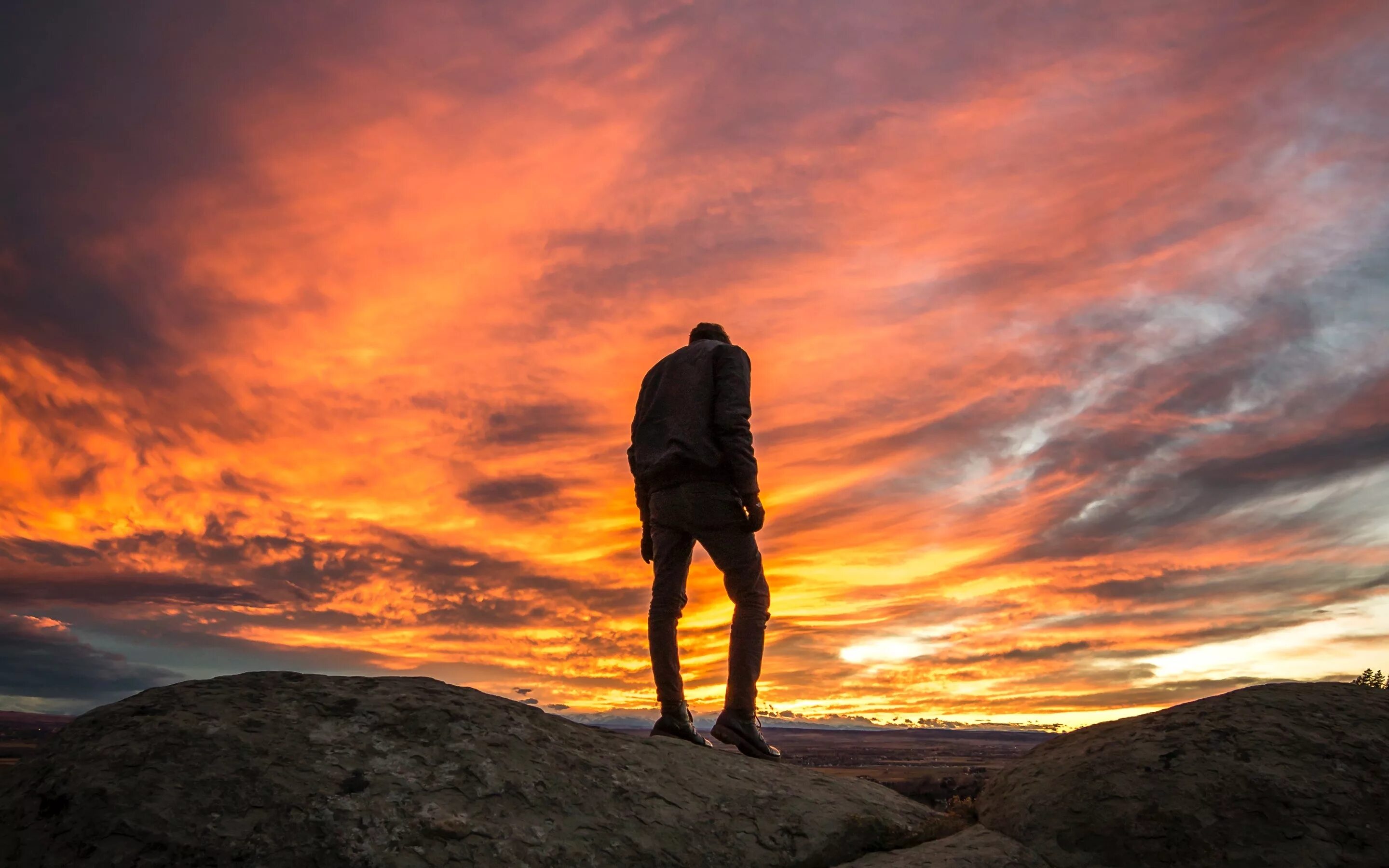 Вглядываться в даль. Вершина горы. Силуэт одинокого человека. Мужик смотрит вдаль. Смотря вдаль.