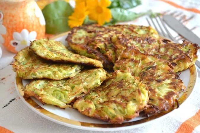 Кабачковые оладьи с кукурузой. Оладья из маша. Ооадьи с кукузным крах малом. Кабачки в кукурузном крахмале. Рецепт кабачков с кукурузной мукой.