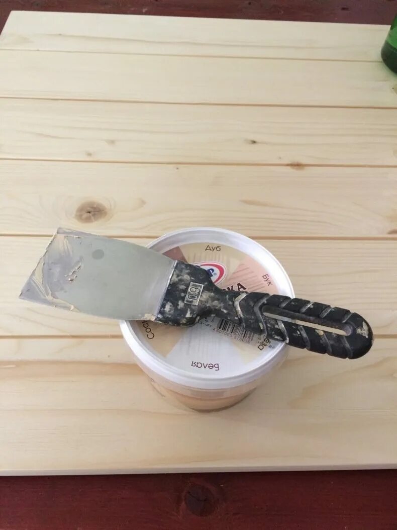 Затирка шпаклевка для деревянного пола. Шпаклевка для ламината. Шпаклевка деревянной коробки. Шпаклевка деревянных поверхностей. Шпаклевание фанеры.