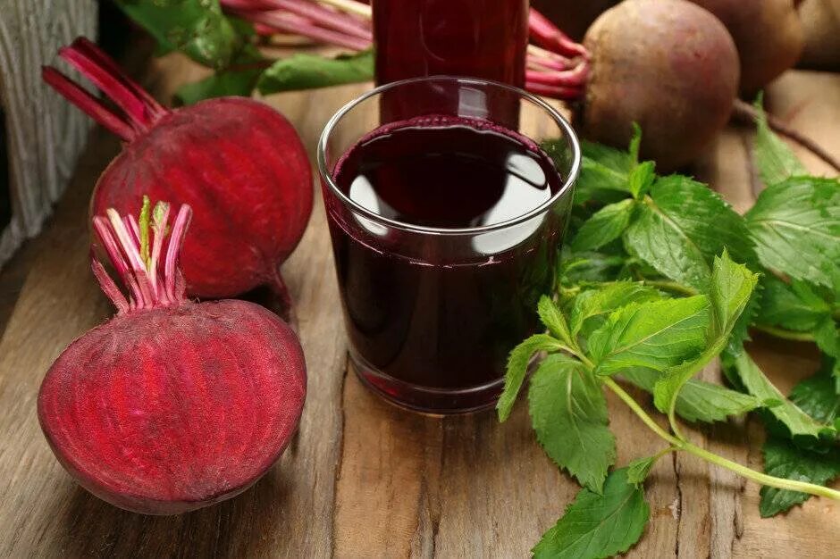 Как сделать красную стеклу. Салат из буряка. Свекольный порошок. Салат из красной свеклы. Свекла столовая.