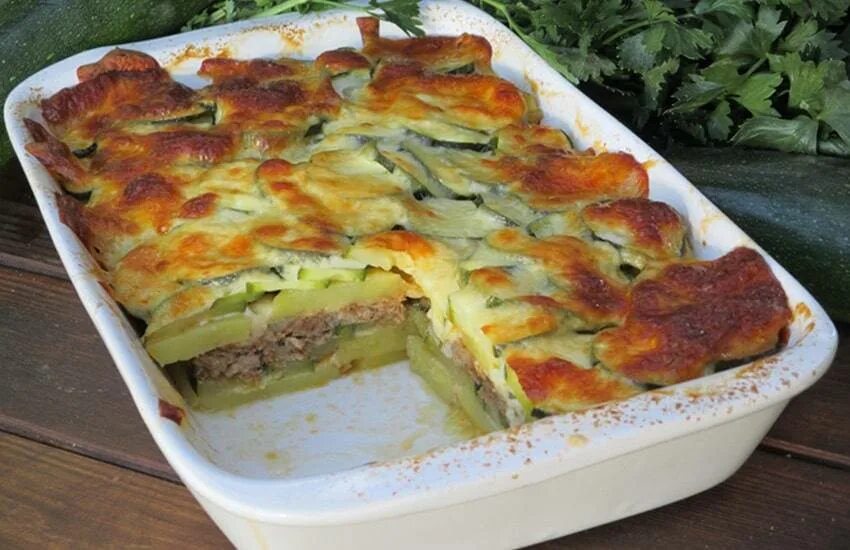 Картофельно мясная запеканка. Запеканка кабачки цукини фарш. Рецепт запеканки фарш картошка кабачок. Запеканка из кабачков с фаршем. Запеканка из цукини в духовке.