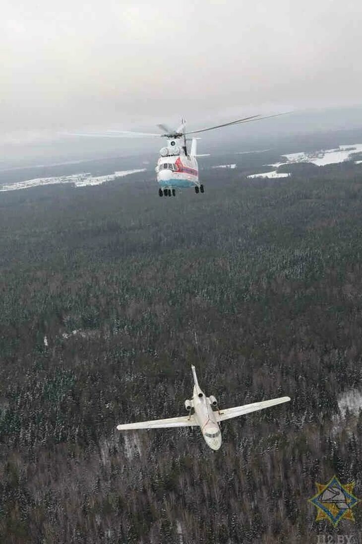 Самолеты над минском. Ми 26 МЧС. Вертолет с грузом на внешней подвеске. Ми 26 перевозит вертолет. Вертолет перевозит самолет.