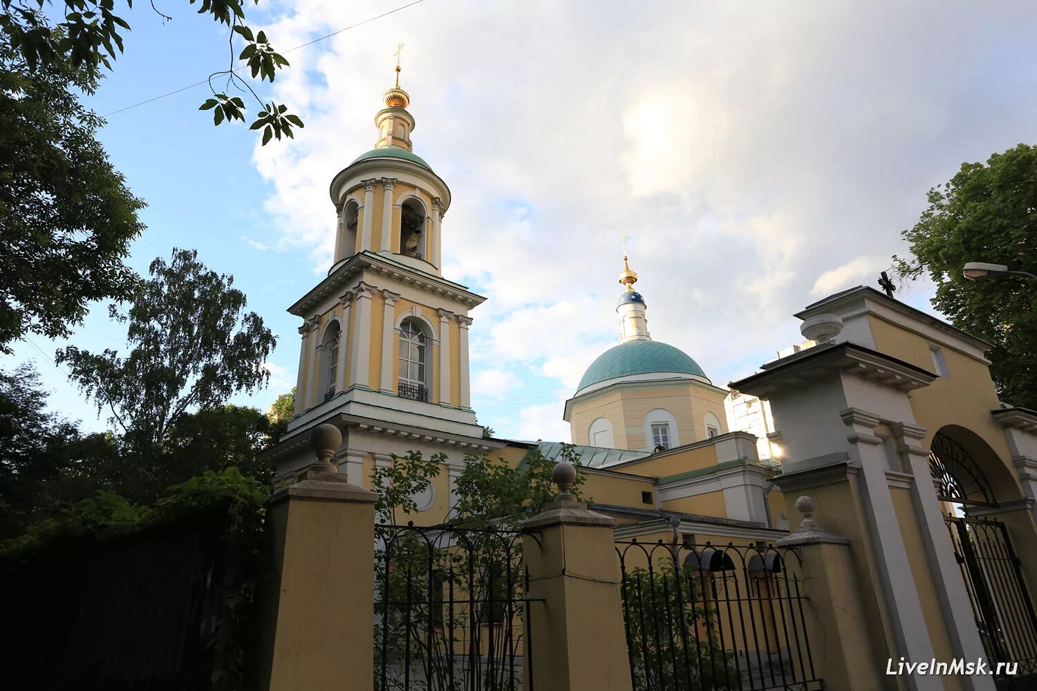 Тихвинский храм на метро менделеевская, на тихвинской улице. Тихвинский переулок храм тихвинский. Храм тихвинской иконы божией матери в новой слободе в сущёве. Храме иконы тихвинской божией матери в сущево. Тихвинская церковь на тихвинской улице.