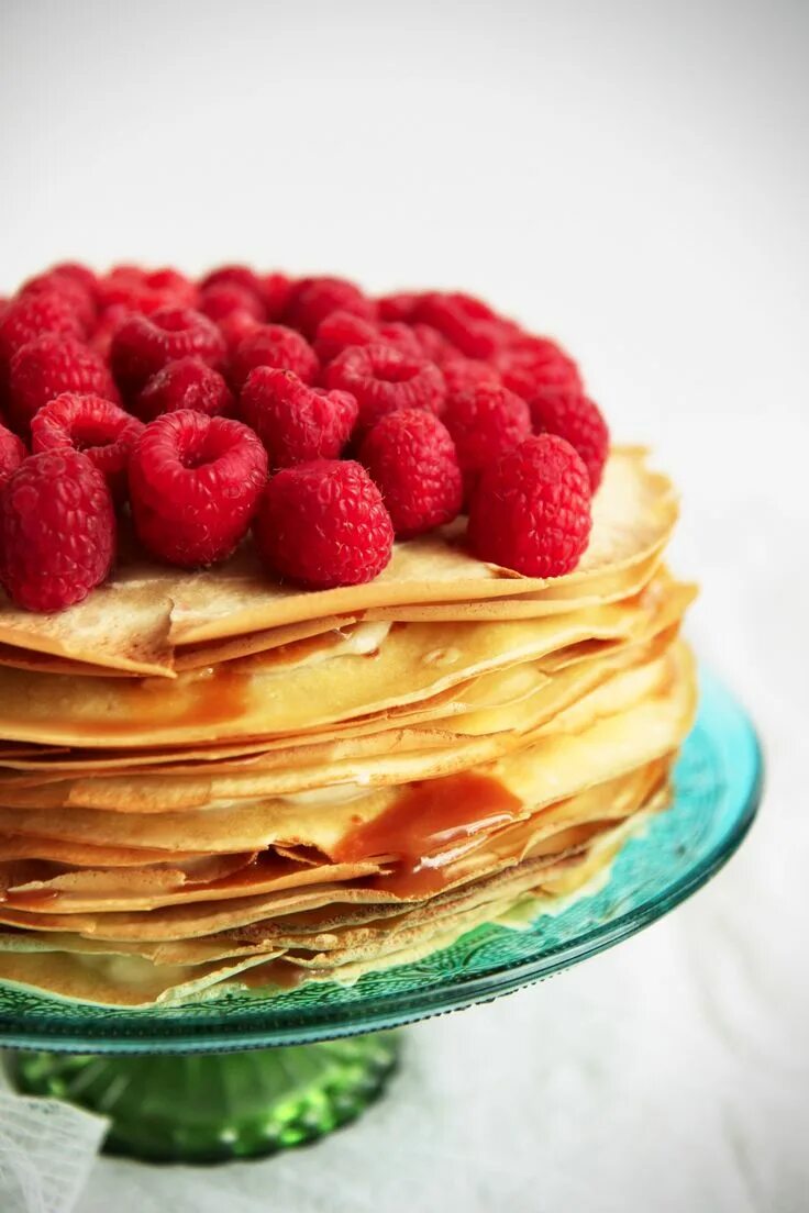 Strawberry crepe cookie. Пирожные блинчики. Блинный торт пирожное. Карамельные блины. Пирожное Pancake с малиной.