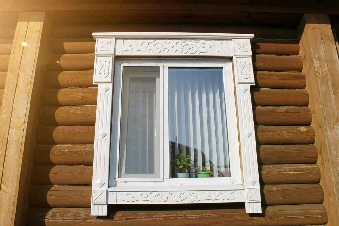 Купить пластиковые наличники для окон. Наличники на окна деревянные. Современные деревянные наличники. Наличники на окна в деревянном доме. Наличники для окон из дерева.