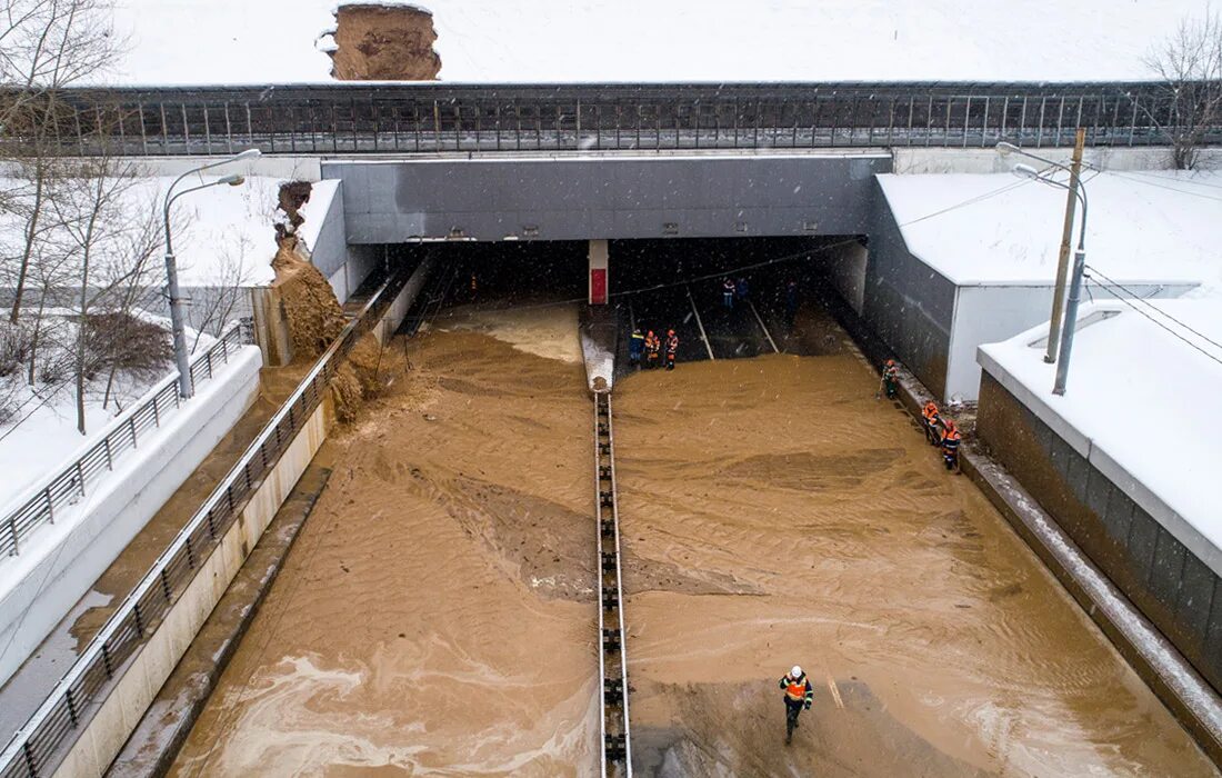 прорыв канала. дамба канала имени москвы тушинский тоннель. волоколамское шоссе тоннель под каналом имени москвы. прорыв канала. канал имени москвы волоколамское шоссе.