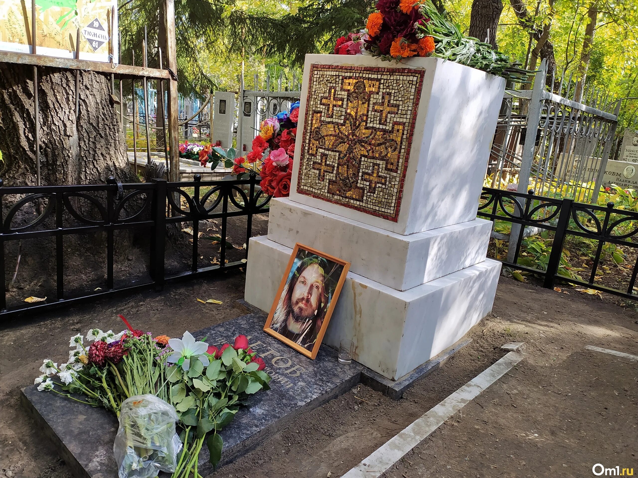 Могила егора летова. Где похоронили летова. Могила егора летова. Могила егора летова в омске. Могила летова.