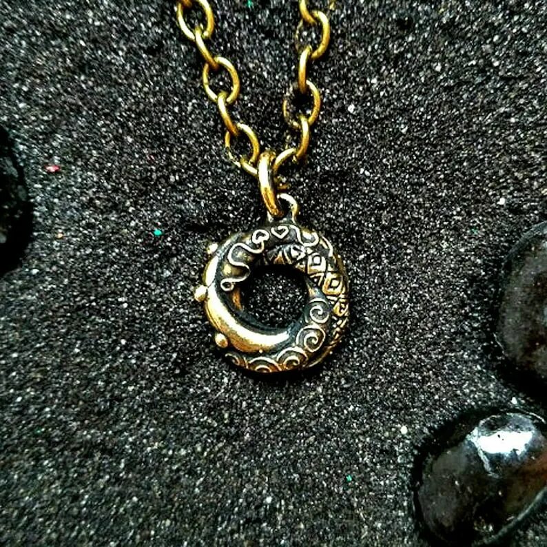 Подвеска узелки любви. Алжирский узелок любви украшение. Джеймс бонд алжирский узелок любви. Подвеска узелок. Узелок любви украшение.