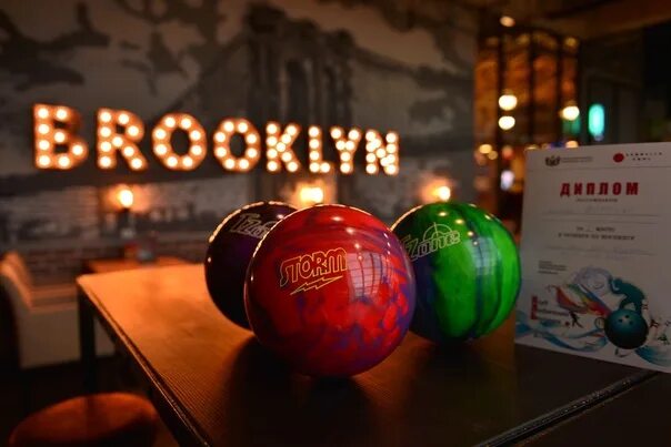 Боулинг тюмень сити. Бруклин бол Тюмень Сити Молл. Brooklyn Bowl Тюмень. Боулинг Тюмень Сити Молл. Бруклин боулинг Тюмень остров.