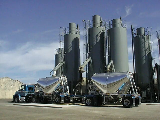 силос цементный. цементный бункер. силос цементный 2 сц. силос 300 тонн. силос бункер для цемента.