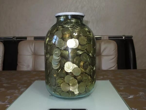 Сколько 10 рублевых монет помещается. Банка с монетами. банка с деньгами. трехлитровая банка с монетами. банка копилка.