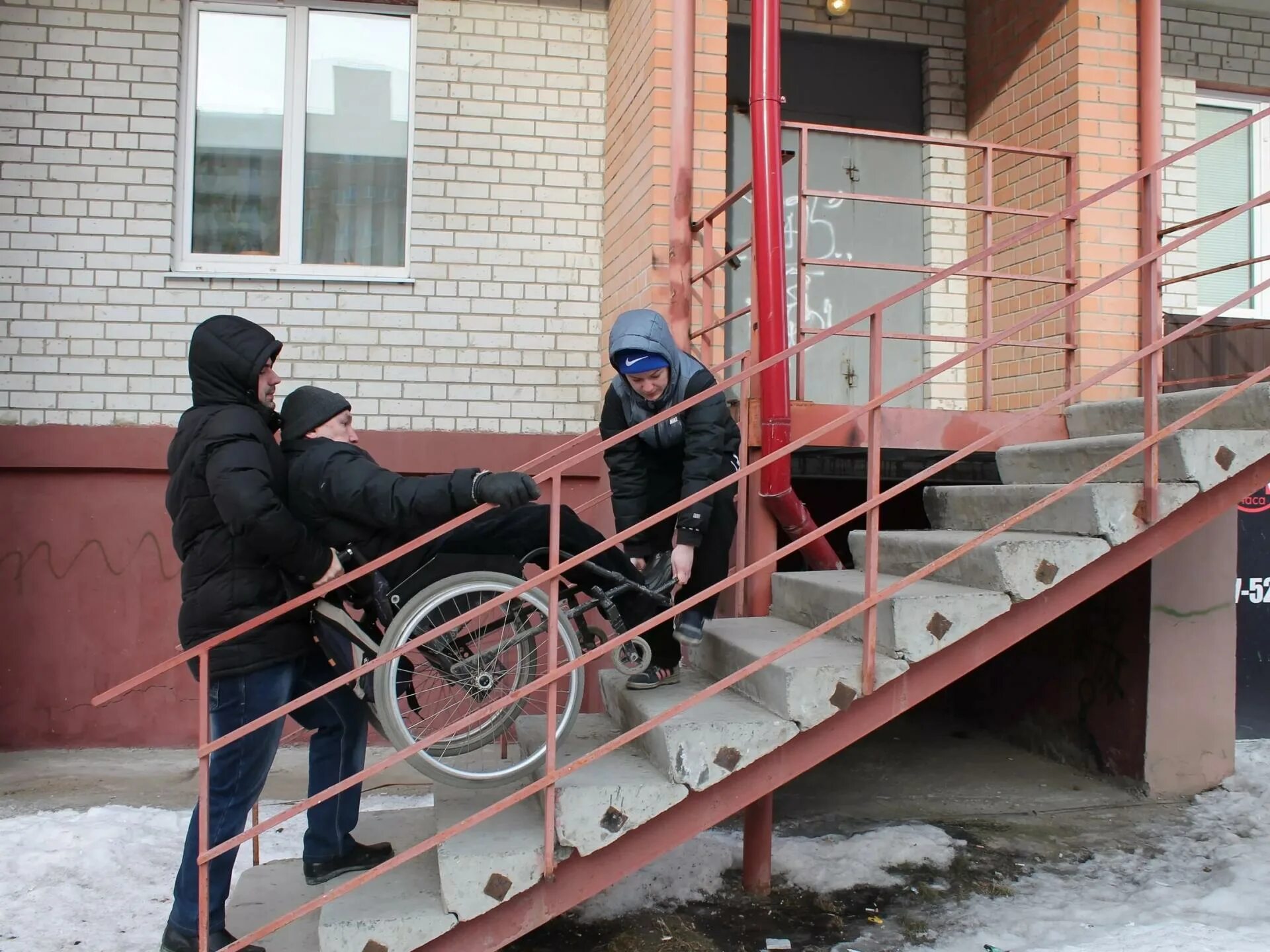 Пандус. Пандус для инвалидов. Пандусы в жилых домах. Пандус в доме. Жилье инвалидам закон