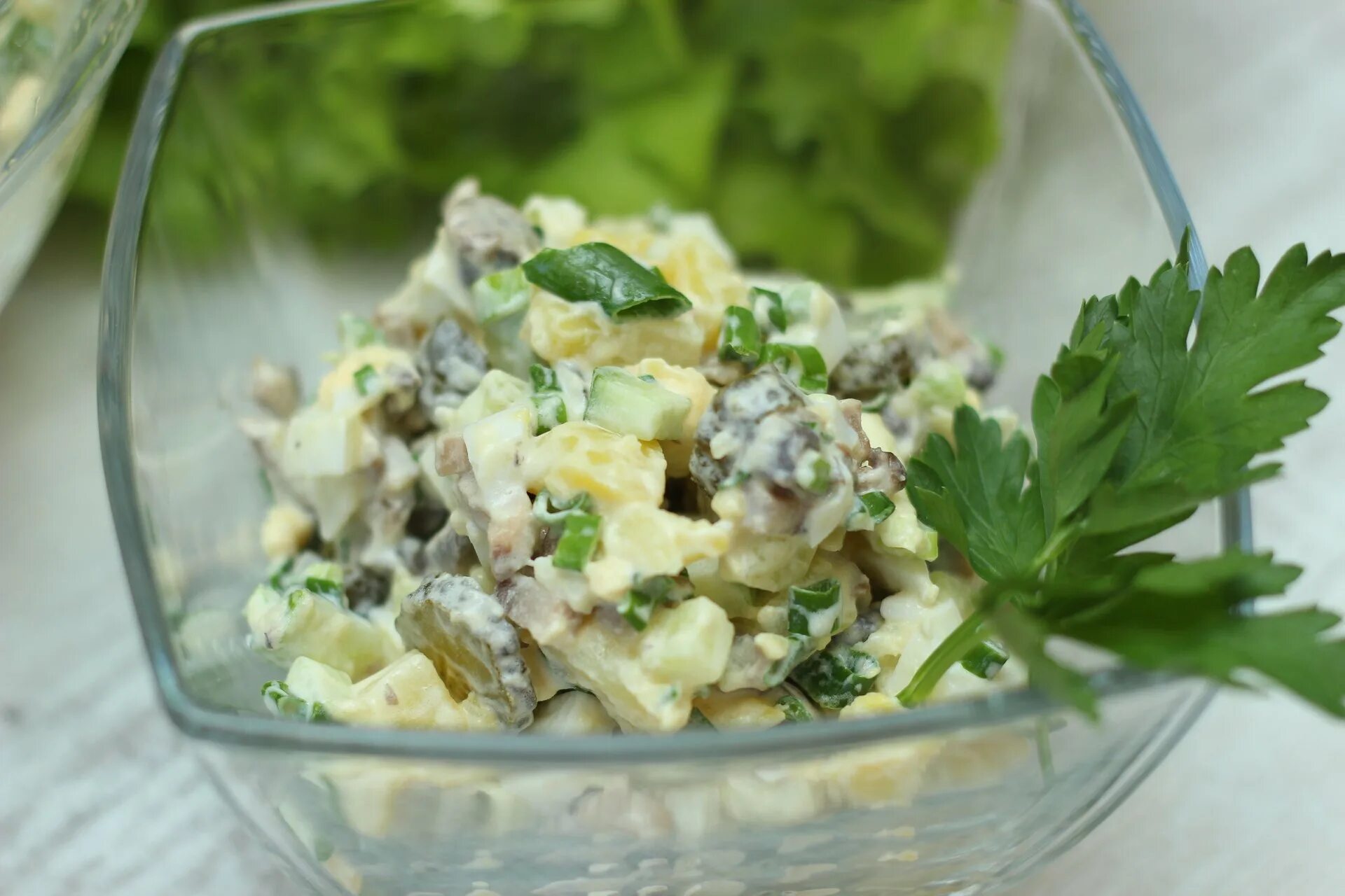 Салат с шампиньонами. Салат с курицей и солеными огурцами. Салат с шампиньонами яйцами. Салат с солеными грибами. Салат с шампиньонами и огурцами свежими