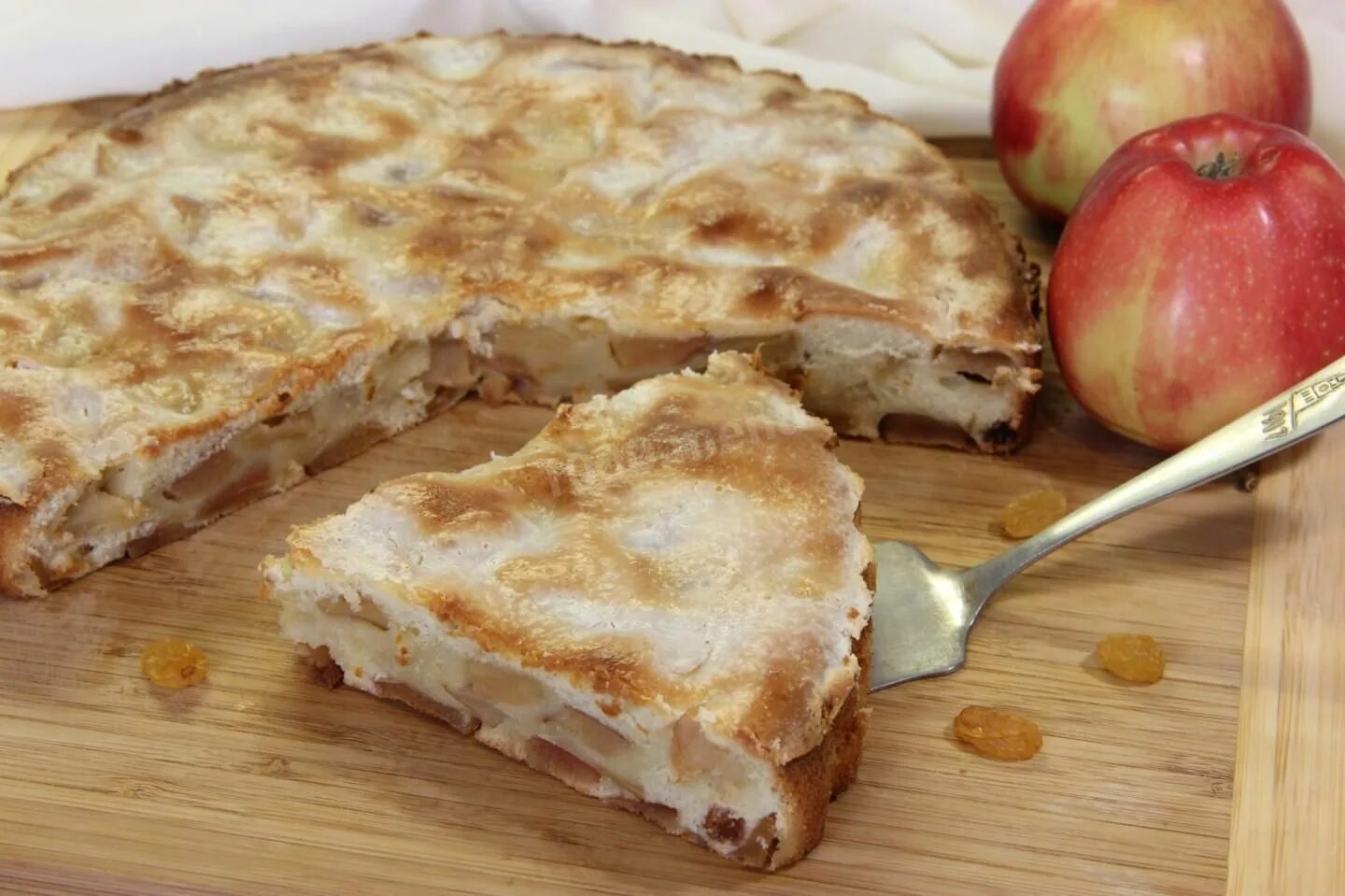 Яблоки заливные тестом. Apple pie (яблочный пирог). Пирог с яблоками и сметанной заливкой. Яблочный пирог со сметанной заливкой. Пирог с яблоками и сметаной.