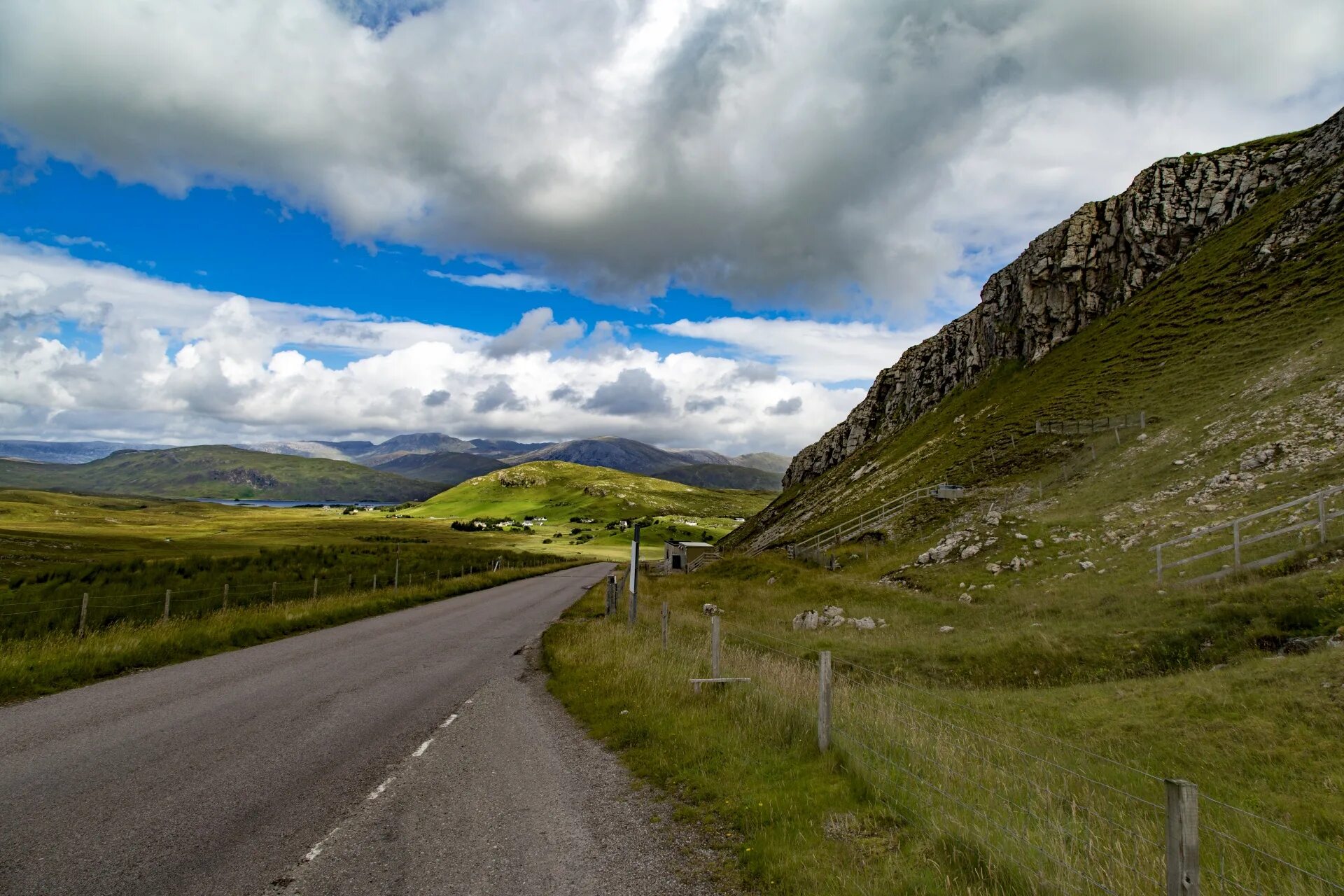 County roads. Шотландия природа дорога Извилистая. Проселочная дорога Шотландия. Красивые дороги Шотландии. Самая красивая дорога Шотландии.