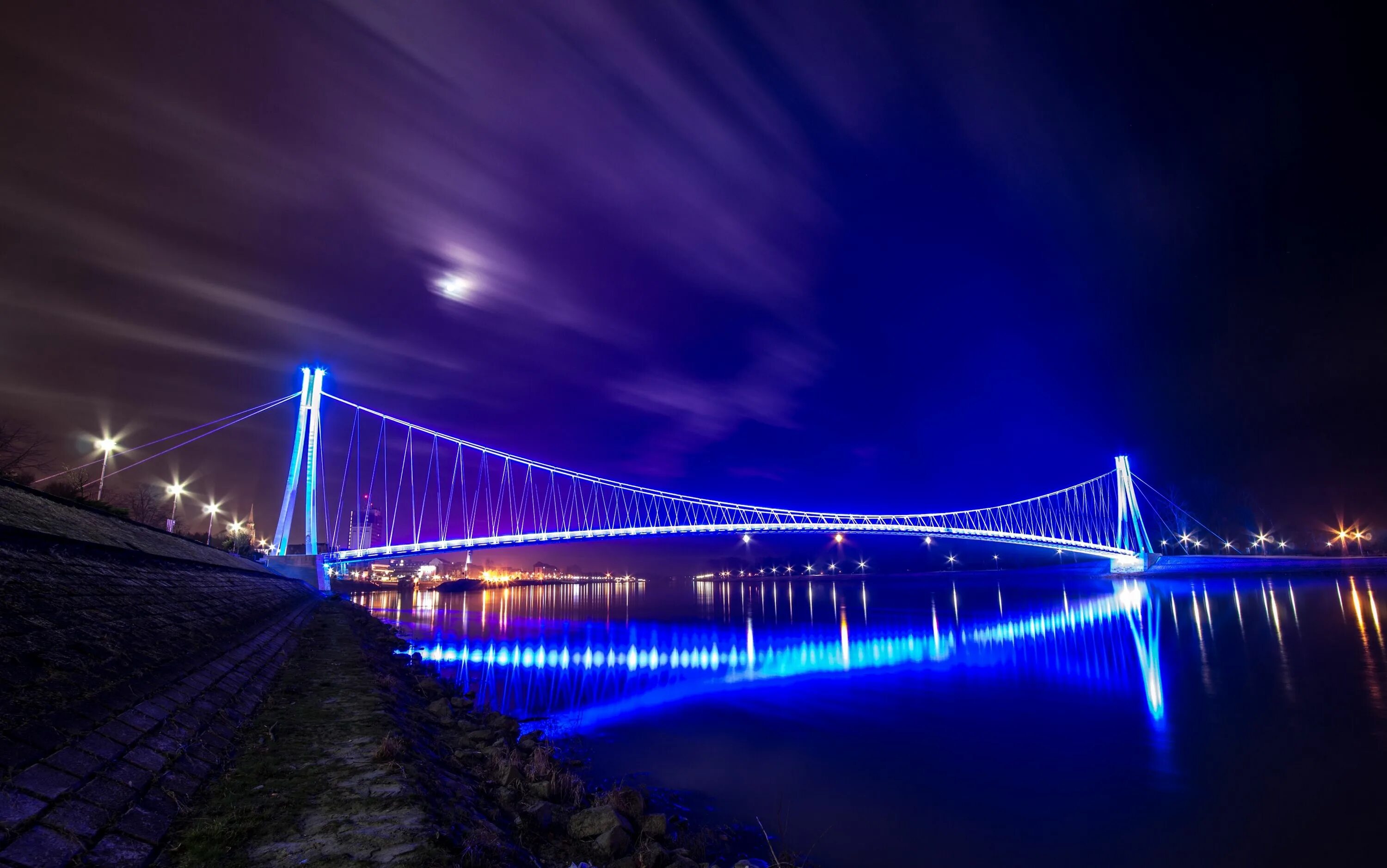 Светящийся мост. Светящийся мост в екатеринбурге. Светящийся мост в тюмени. Смоленская набережная метромост. Город найт сити мосты.