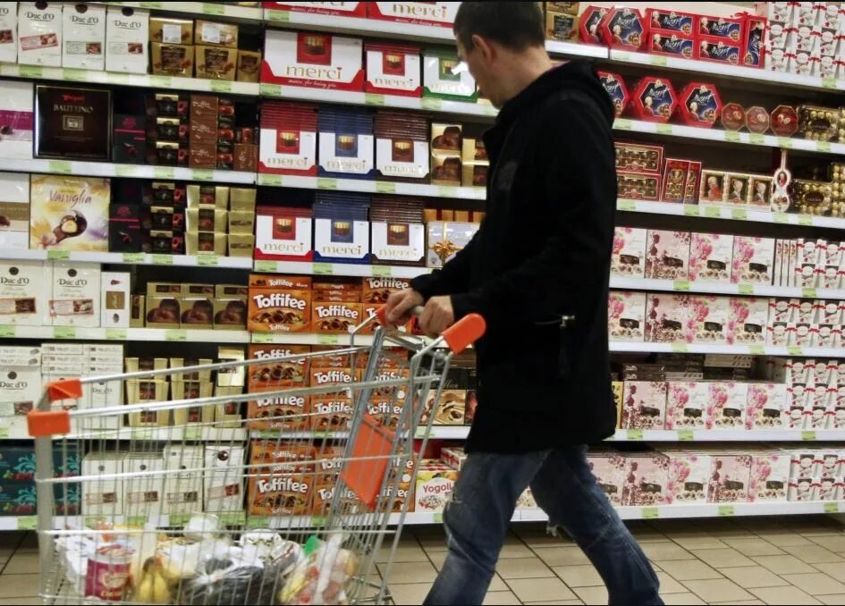 повышение цен на конфеты. собянин на фабрике красный октябрь. конфеты коркунов. подорожание в 98 продукты. сладости российских производителей.