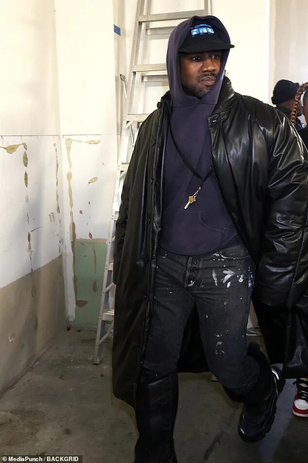 My dark twisted fantasy обложка. Xtcy kanye west. Black dogs kanye west. Канье псы. Кид кади и канье уэст.