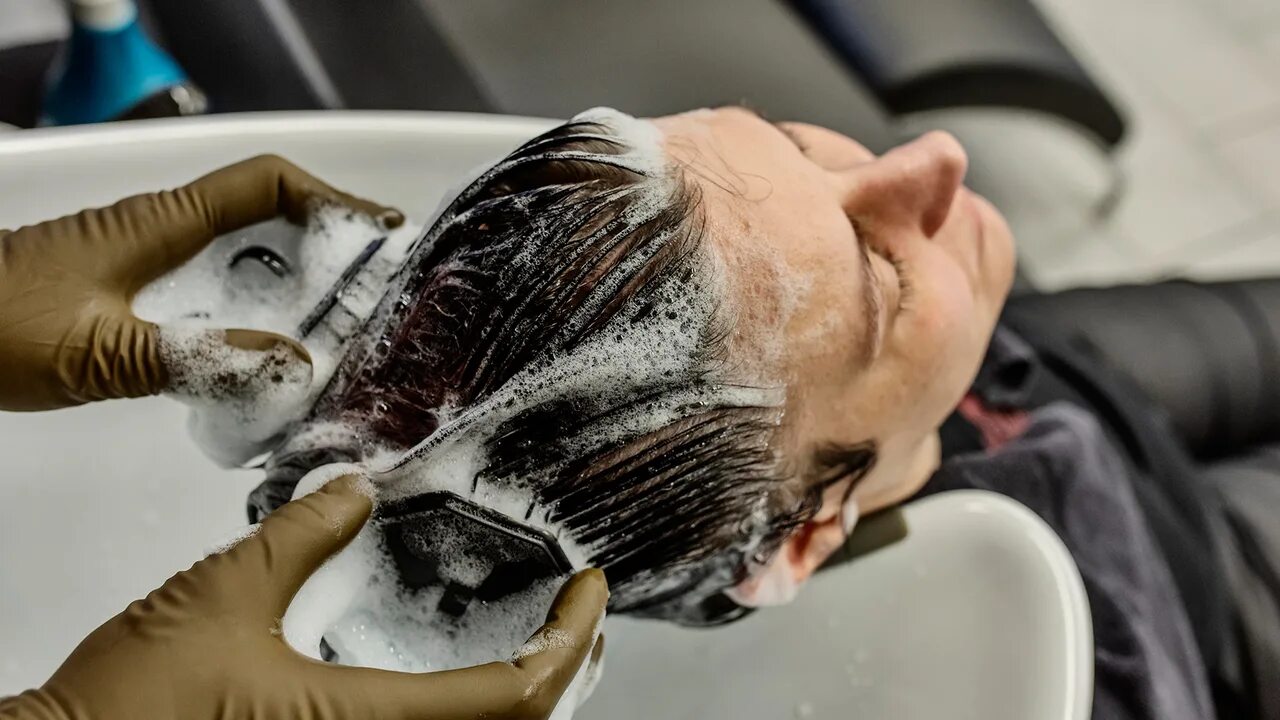 намылить голову. мытье головы. мойка для головы. мытье волос. мытье головы отваром.