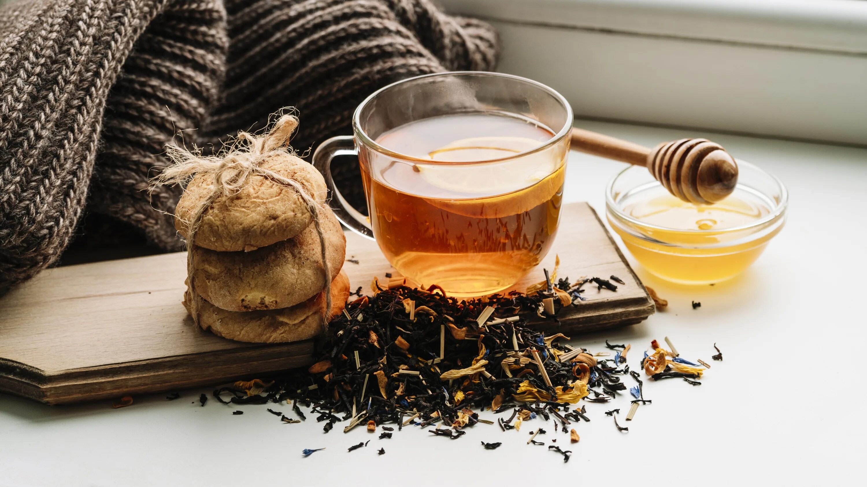 девушка с кружкой меда. люди пьют чай с медом. чай с медом и травами. сбитень медовый напиток. горячий мед.