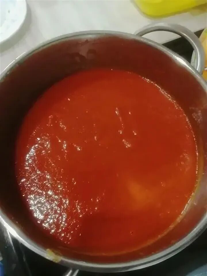 Пюре с кетчупом. Томатная паста болоньезе. Томатная паста через сито. Варят томат с ситом. Томатная паста через сито.
