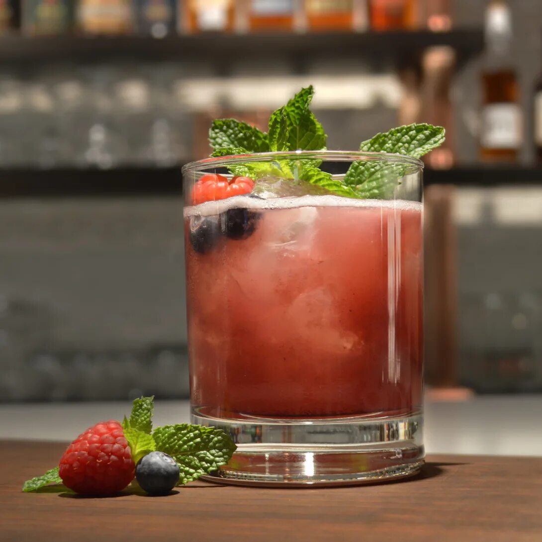 Джин ягодный. Ягодный слинг коктейль. Коктейль. Коктейль berry. Mint julep коктейль.