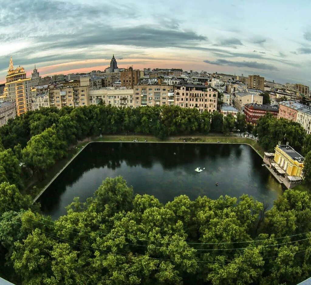 Патриаршие пруды Москва. Патриаршие пруды Пресненский район. Патриаршие пруды Москва фото. Сквер Патриаршие пруды. Водоем сверху