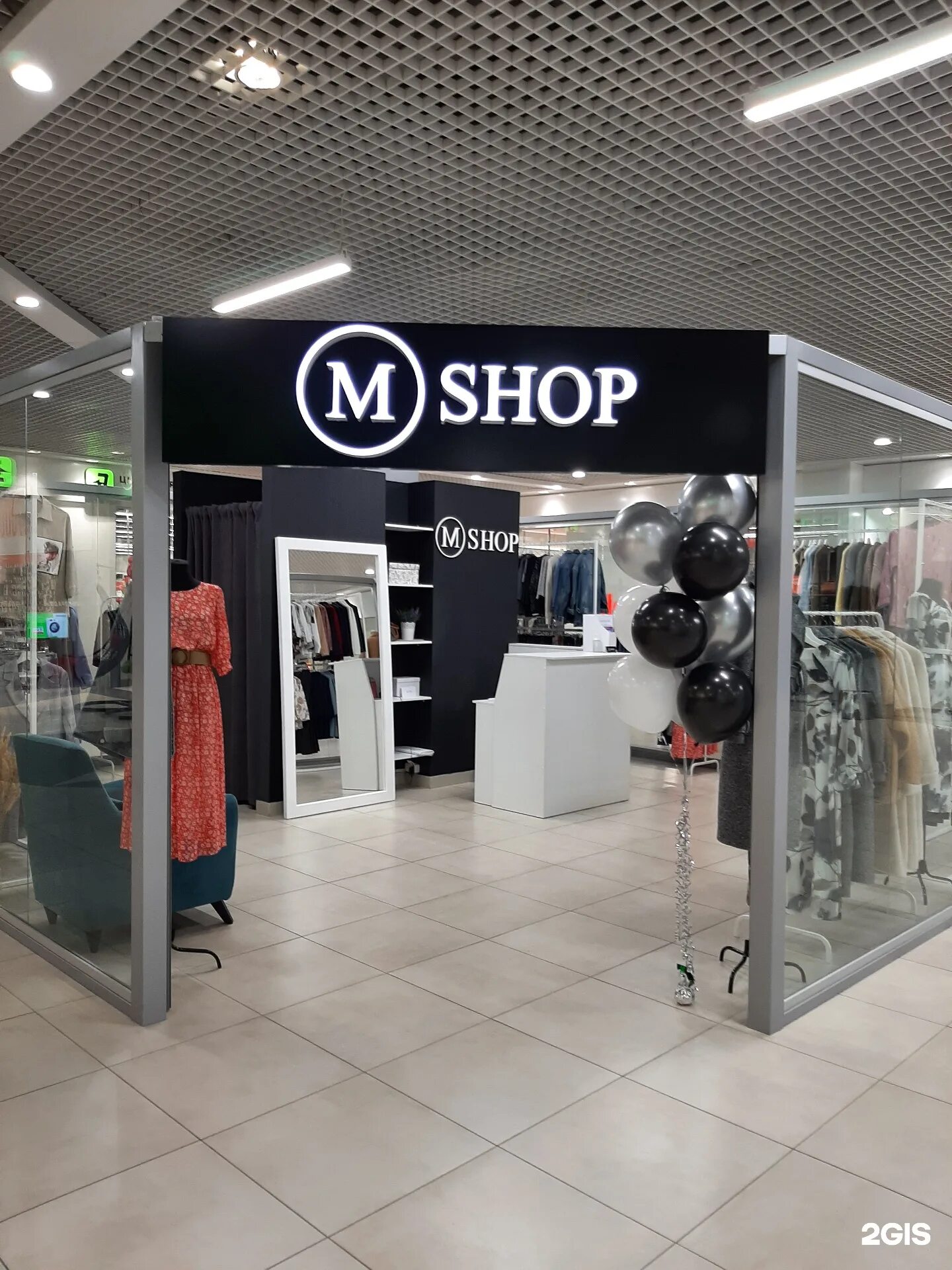 покупатель в магазине техники. C m shop. C m shop. C m shop. реклама магазина мвидео.