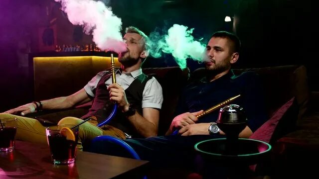 Кальян ростов покурить. Курильщик кальяна. Два парня в кальянной. Кальянная ростов. Кальян ростов покурить.
