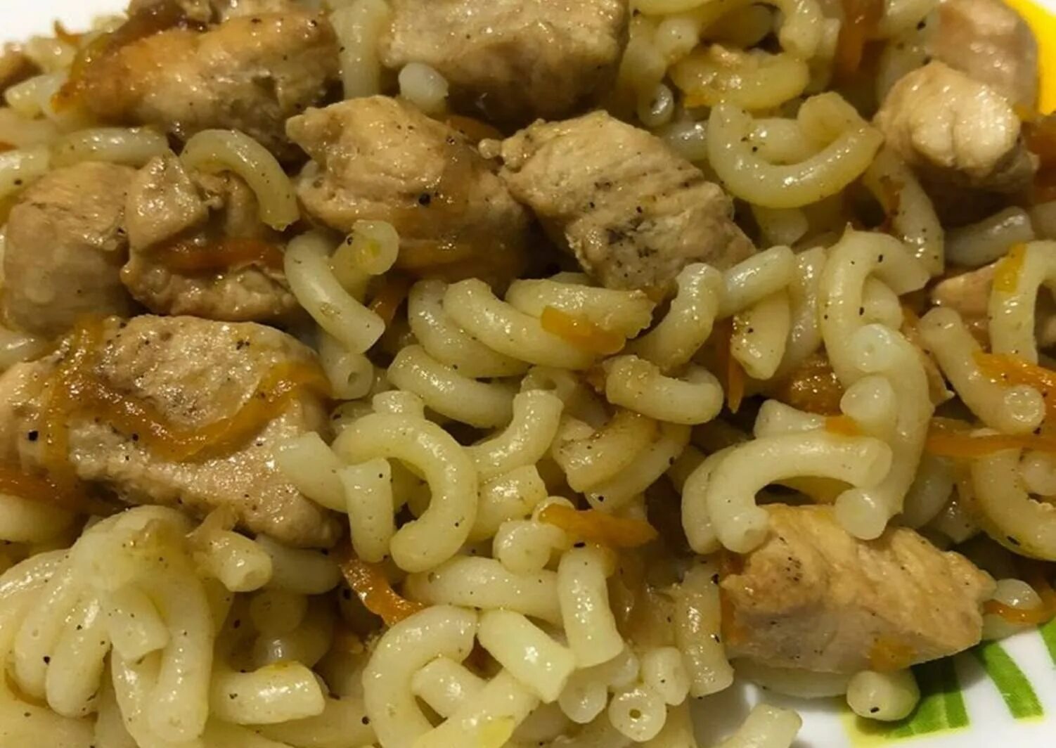 Куриное филе с макаронами в сковороде. Макароны с курицей. макароны с филе. куриное филе с макаронами. вермишель с куриным филе.