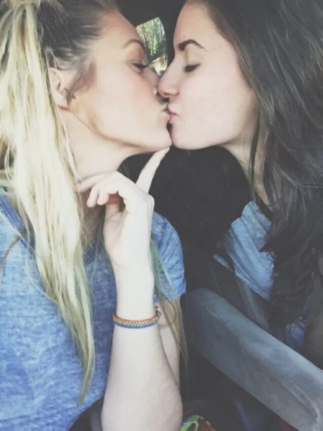 Девочки с другом целуются. Поцелуй двух девушек. Девушка целует девушку. Подруги целуются. Поцелуй девушек друг с другом.