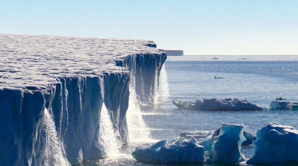 Последствия повышения уровня океана. Ледниковые водопады, архипелаг Шпицберген (Свальбард). Таяние ледников мирового океана. Ледяные водопады в заповеднике Свальбард, Норвегия. Таяние ледников и повышение уровня мирового океана.