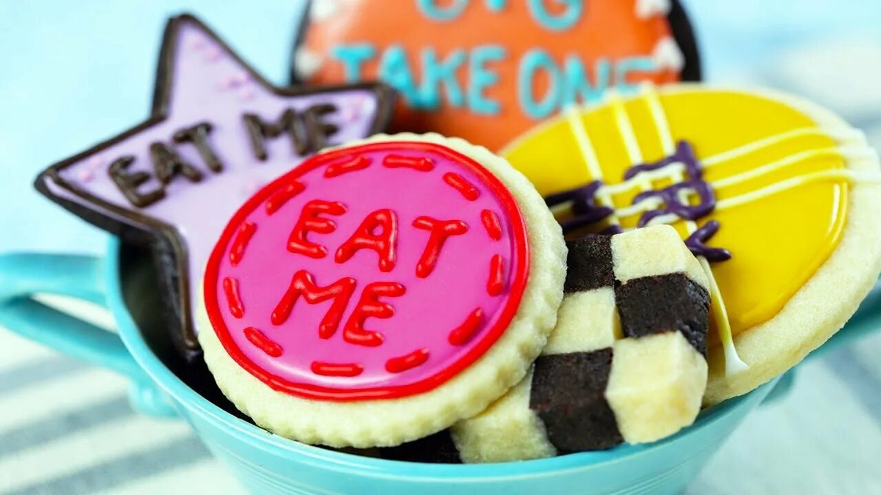 Печенье eat me. Eat me Алиса в стране чудес. Печенье из Алисы в стране чудес eat me. Алиса в стране чудес Дисней печенье eat me. They like sweets