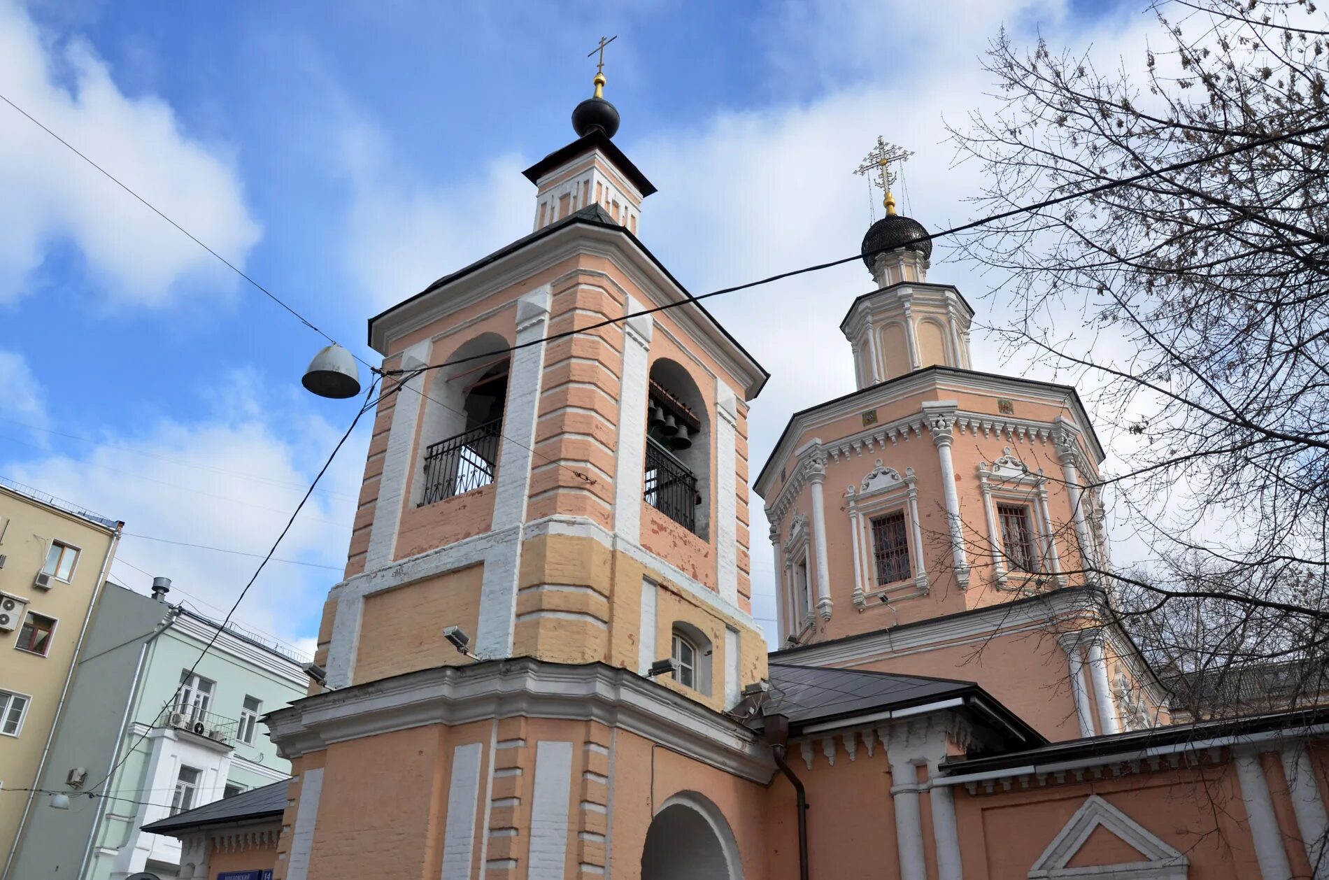 Храм троицы в хохлах в москве. Церковь в Хохловском переулке. Хохловский переулок храм Живоначальной Троицы. Храм Святой Троицы Живоначальной в хохлах Москва. Церковь Троицы в хохлах Хохловский переулок.