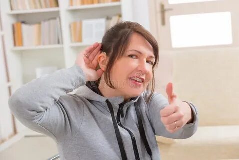 Специалист помогающий общаться глухим и слышащим людям