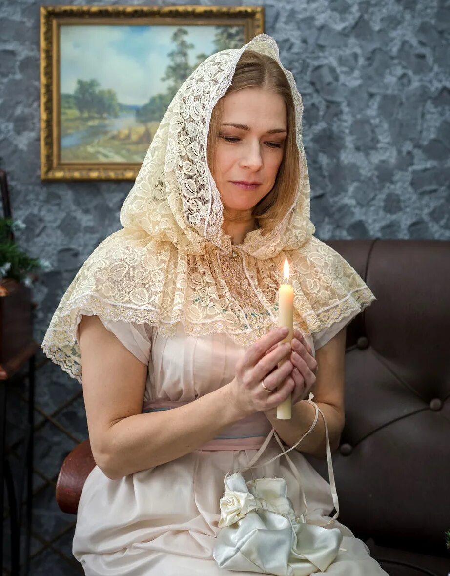 Женщина в платке в храме. Православная женщина. Платок для храма. Красивые платки для церкви. Православная девушка в платке.