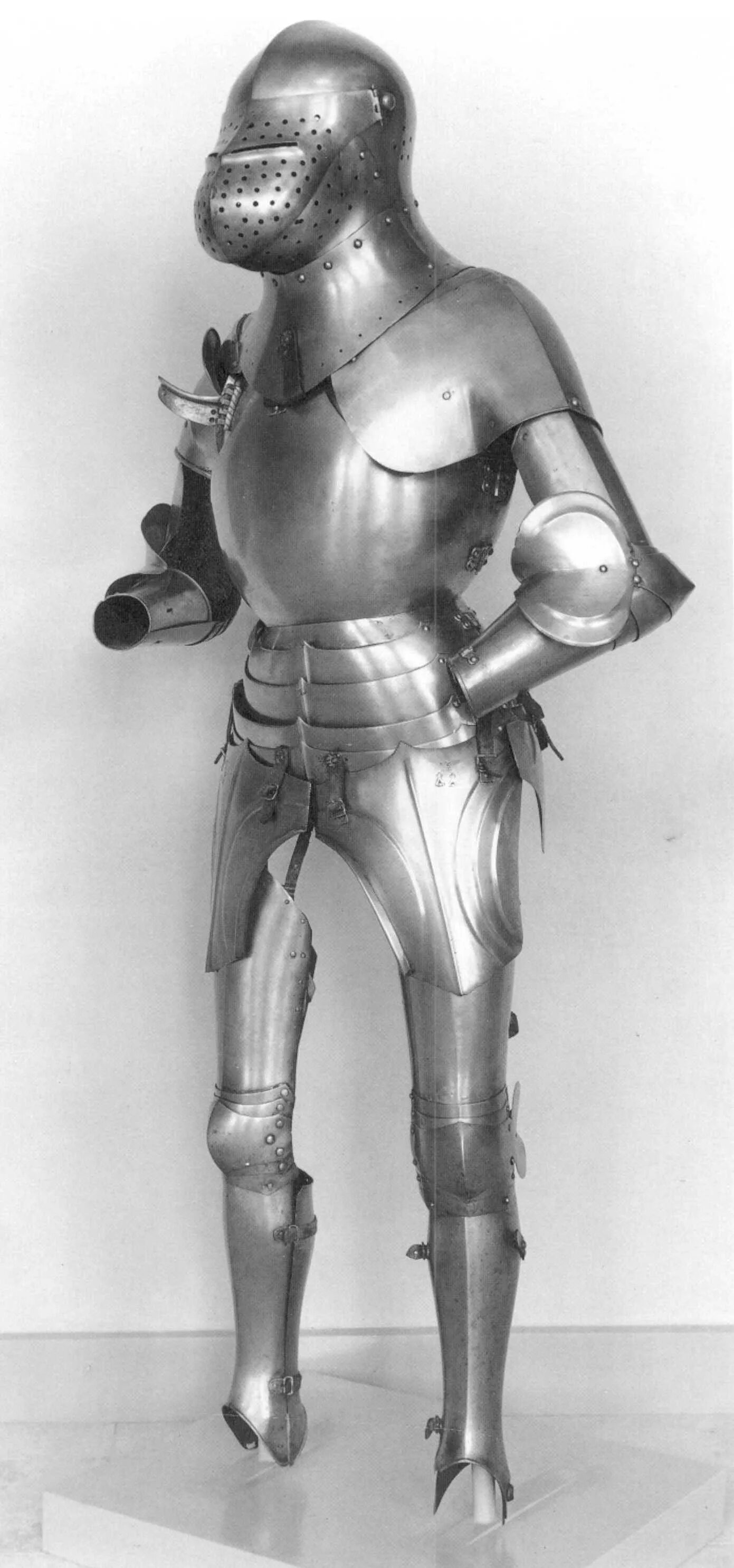 миланский рыцарский доспех 15 века. рыцарский доспех 15 века. миланский рыцарский доспех 15 века. рыцарский доспех 15 века германия. доспех европа 15 век.