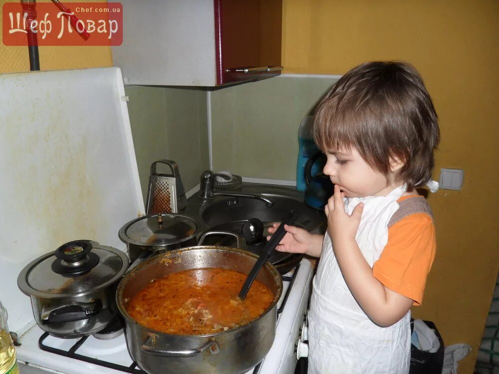 Готовим для детей. Мальчик варит. Кастрюля для детей. Ребенок готовит суп. Готовим ребенку суп