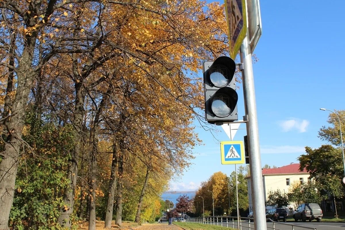 Вблизи от него