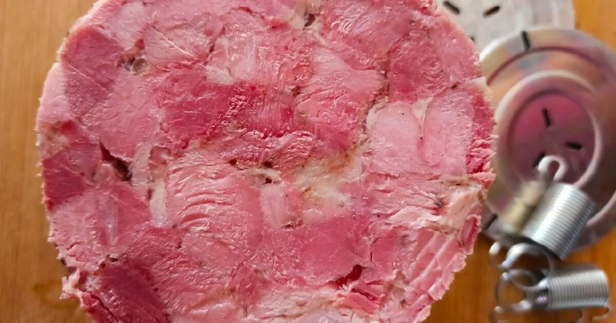 домашняя колбаса в ветчиннице. сочная ветчина в ветчиннице. добыть ветчину гобе. домашняя ветчина в ветчиннице. ветчина домашняя.