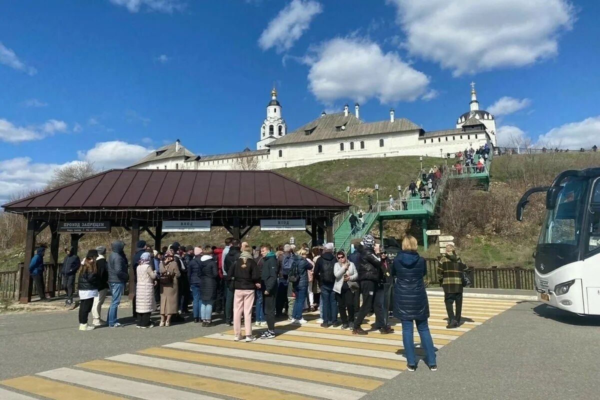 Свияжск остров-град. Музей-заповедник «остров-град Свияжск». Свияжск остров-град экскурсии. Остров Свияжск в Казани. Экскурсия в свияжск из казани на автобусе