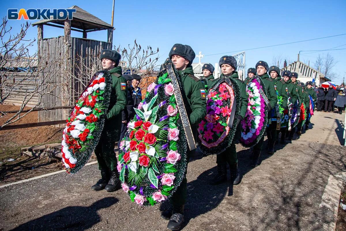 Захоронение солдат погибших на Украине. Прощание с военнослужащими погибшими на Украине. Прощание с бойцом погибшим на Украине. Кладбище украинских солдат.