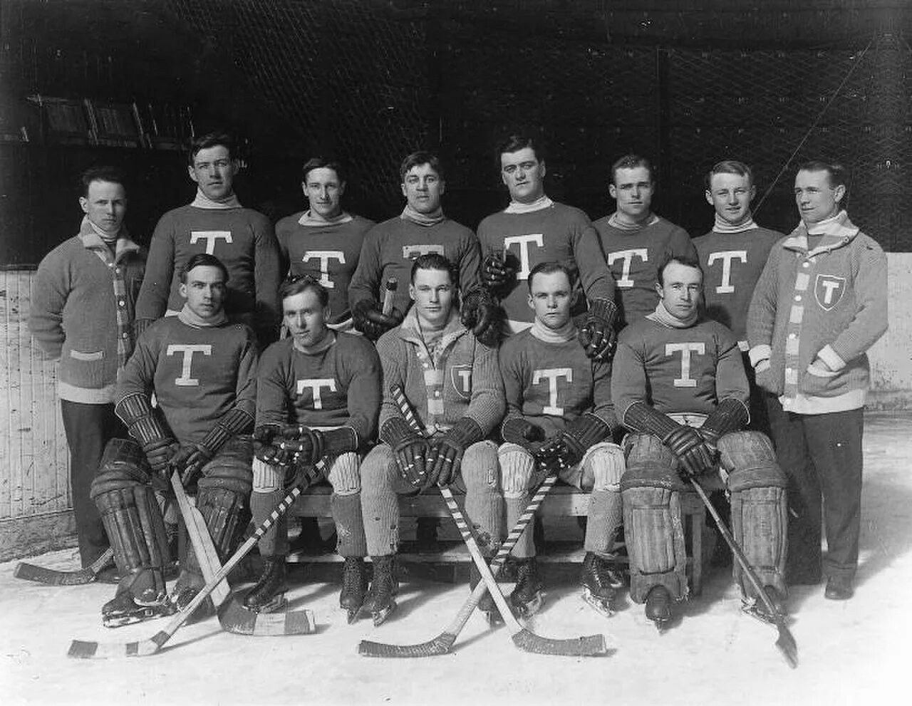 Первая хоккейная команда. Кубок Стэнли 1913. Хоккей 1917 НХЛ Кубок Стэнли. 1917 – Основана Национальная хоккейная лига (NHL). Кубок Стэнли 1917 год.