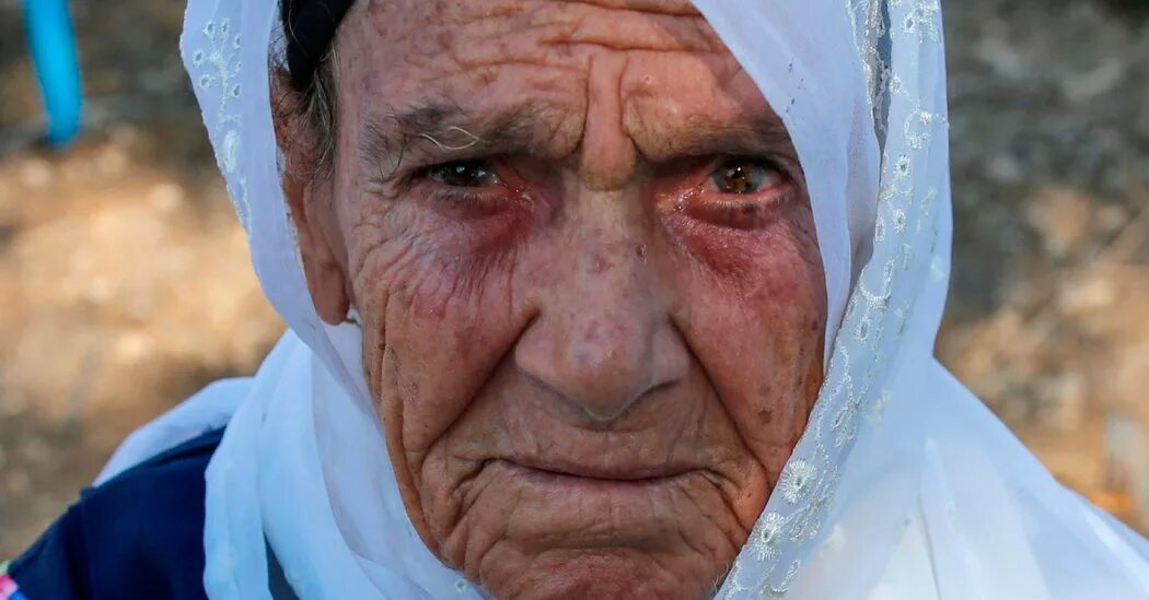 Племя хунза пакистан. Старушка в платке. Арабские женщины в старости. Аравийские бабушке. Пожилая индейская женщина.