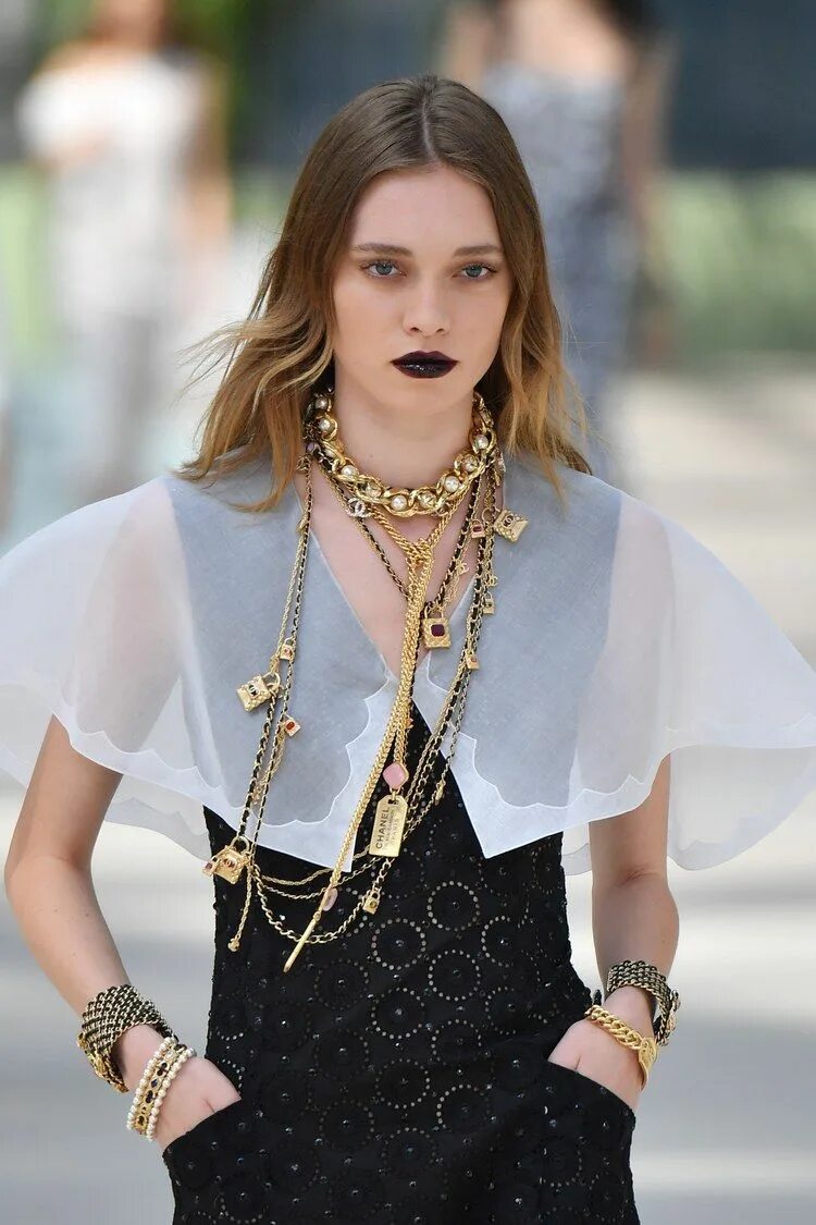 Чокер тренды. Chanel Cruise 2020. Чокер Шанель. Модный чокер. Украшения Шанель.