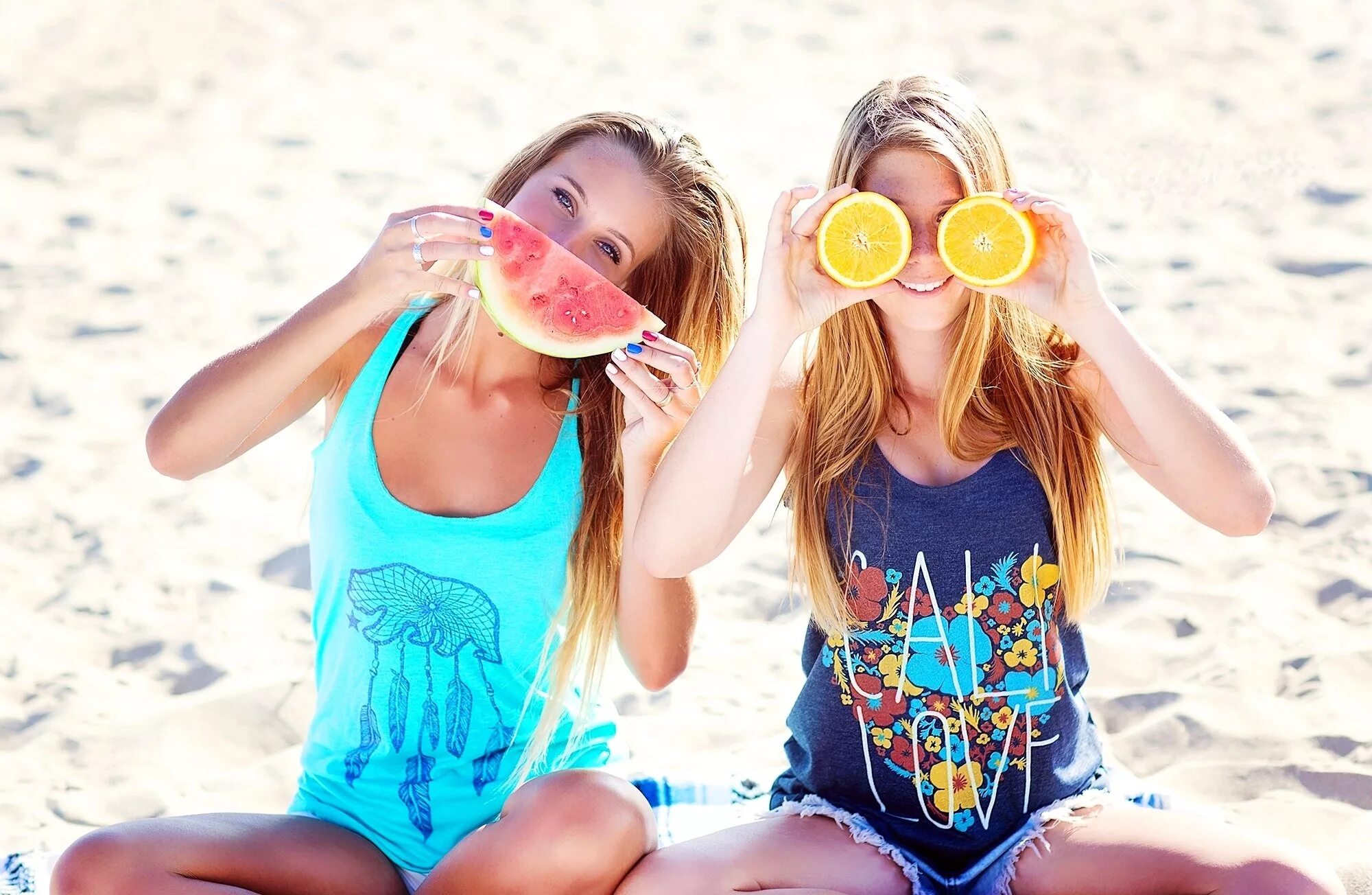 Включи лето хорошо. Подружки на море. Подруги на море. Девушка лето. Подруги на пляже.