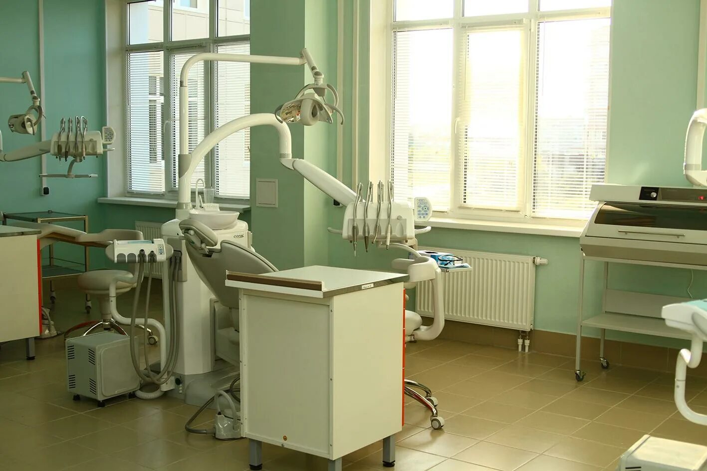 Гбуз кмб стоматологии гатчина. Стоматолог гатчина поликлиника. Стоматологический кабинет в поликлинике. Стоматология гатчина. Стоматология весна.