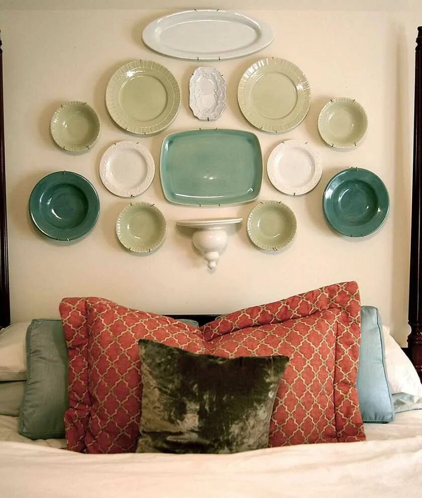 Украшения для стены. Декоративные тарелки в интерьере. Тарелочки на стену в кухне. Декоративные украшения для кухни. Настенные тарелки в интерьере.